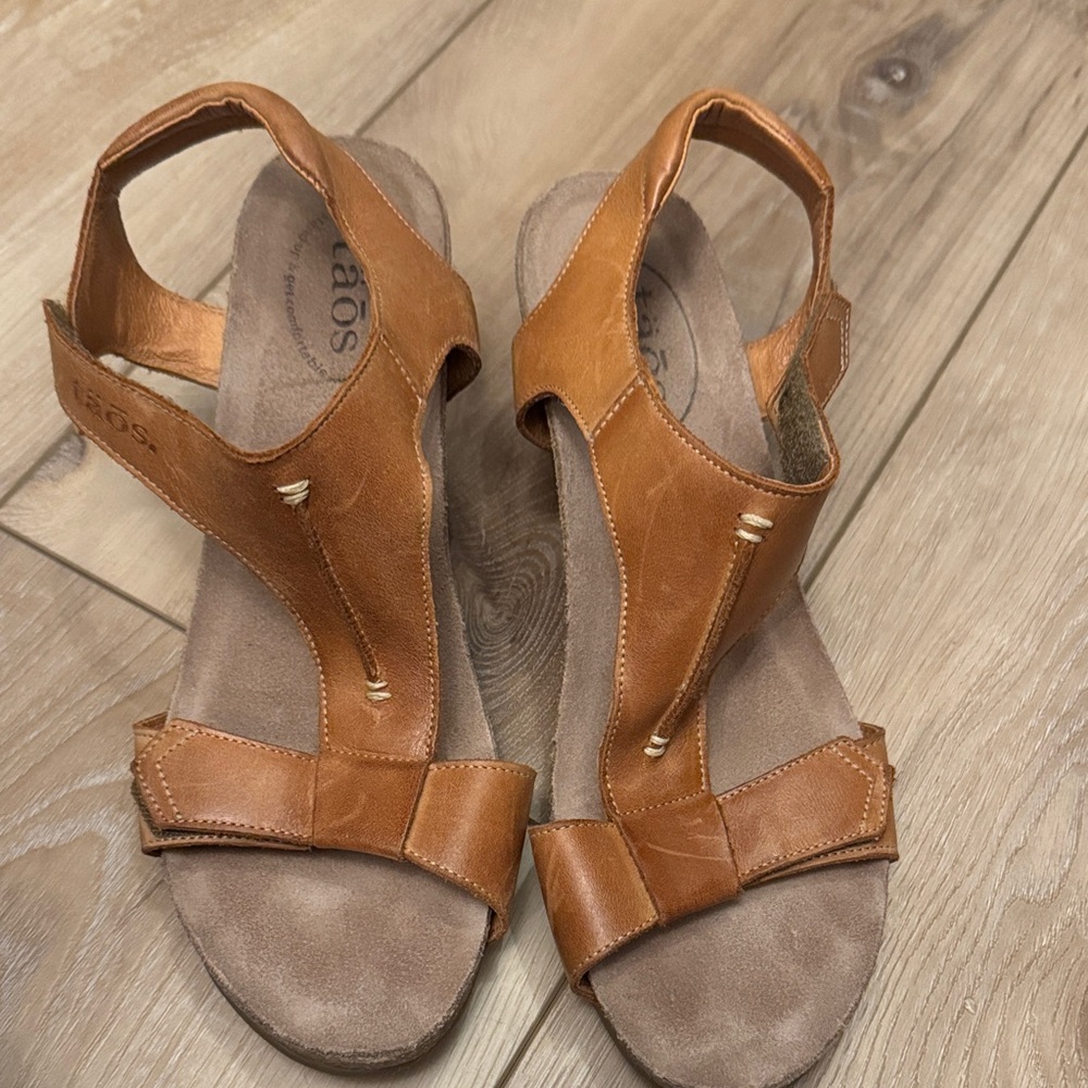 Taos Footwear Women's Brown Leather Platform T-Strap Sandals